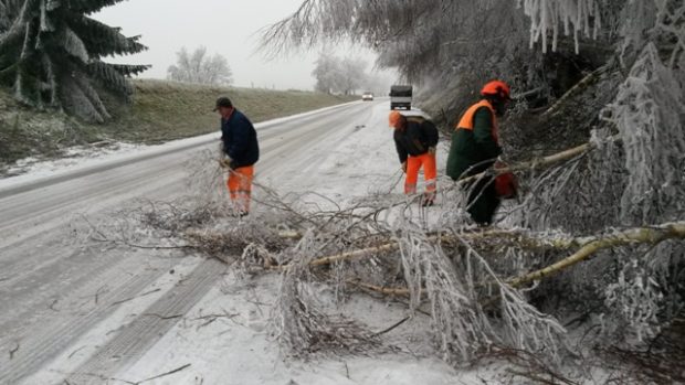 Silničáři na Prachaticku mají plné ruce práce kvůli námraze