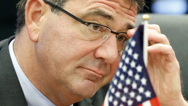 Ashton Carter by se mohl stát novým ministrem obrany USA (archivní foto z července 2012)