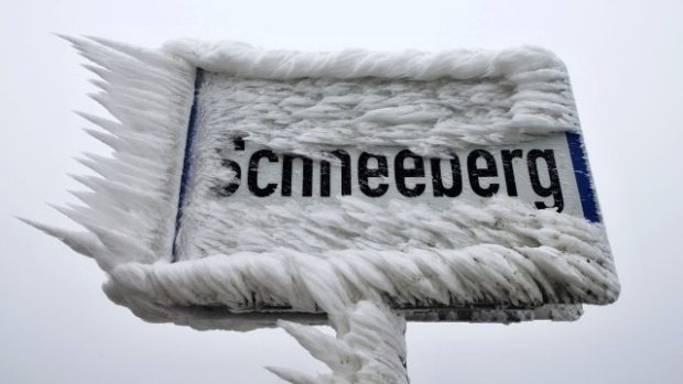 Námraza pokryla značku vesnice Schneeberg na severu Rakouska