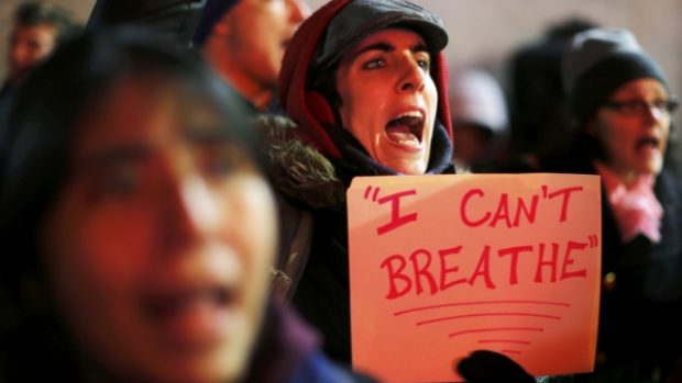 Lidé v New Yorku protestovali proti policejnímu násilí. Černošský prodavač Eric Garner zemřel po zásahu policie