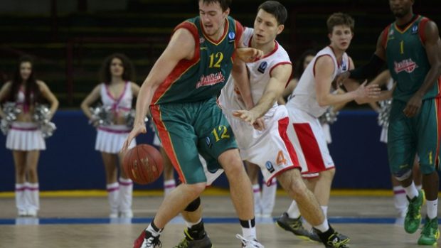 Ondřej Balvín (vlevo) ze španělského týmu Baloncesto Sevilla a Petr Benda z ČEZ Basketball Nymburk bojují o míč