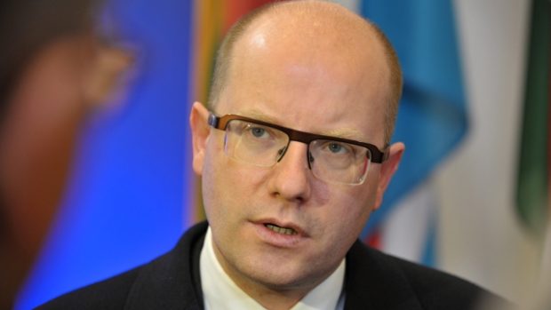 Český premiér Bohuslav Sobotka hovoří s novináři 18. prosince v Bruselu při příjezdu na summit EU