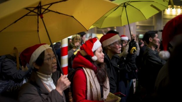 Ulice Hongkongu opět zaplnili demonstranti. Tentokrát zpívali i koledy