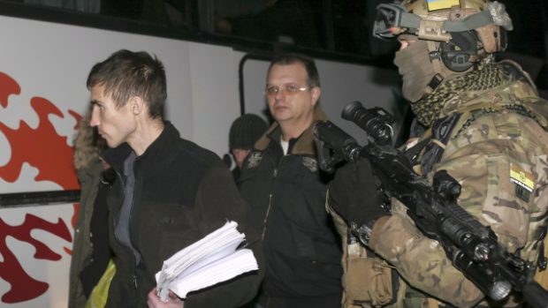 Ukrajinská armáda a proruští povstalci si vyměnili další zajatce
