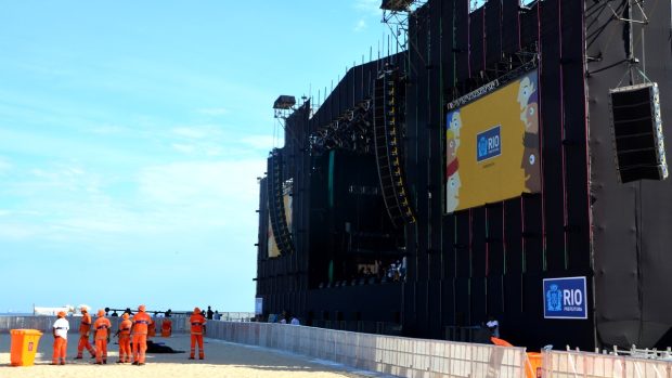 Hotové pódium na pláži Copacabana