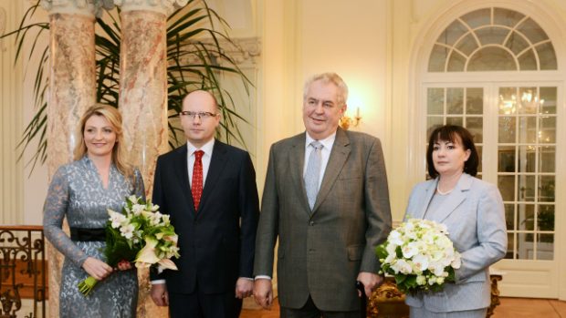 Prezident Miloš Zeman s chotí Ivanou (vpravo) přivítali na novoročním obědě v Lánech premiéra Bohuslava Sobotku a jeho ženu Olgu