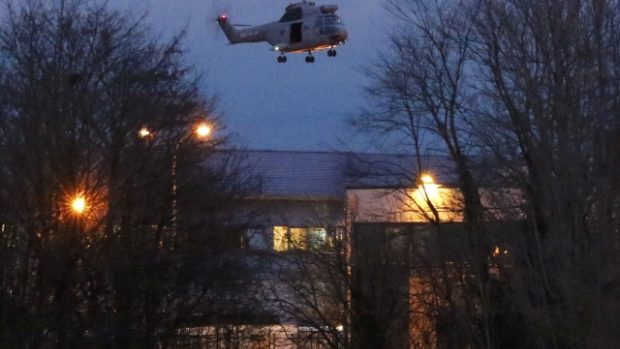 Zásah policie u tiskárny v Dammartin-en-Goële, kde se útočníci zabarikádovali