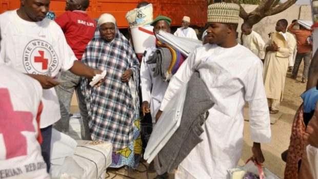 Pracovníci Červeného kříže pomáhají obětem útoků hnutí Boko Haram ve městě Kano