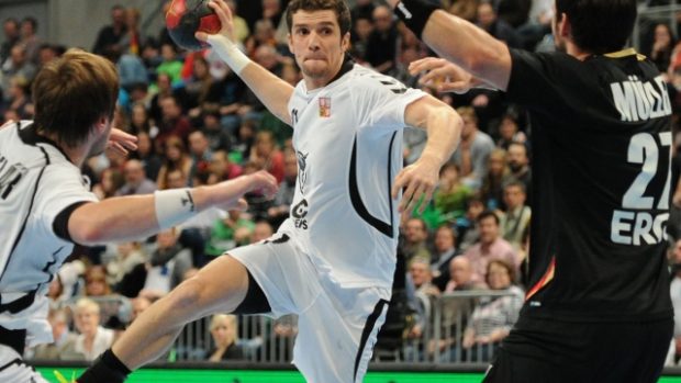 Český reprezentant Ondřej Zdráhala při zakončení v přípravném utkání s Německem