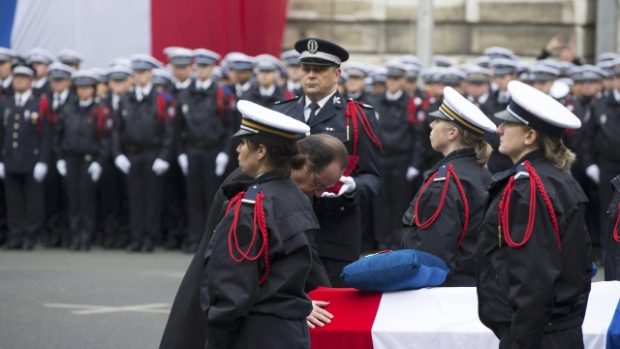 Prezident François Hollande vzdává poctu zabitým policistům
