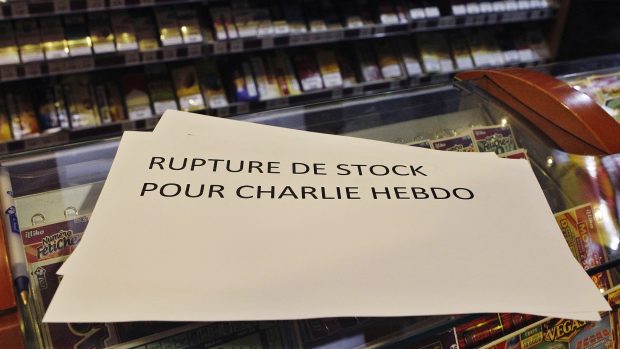 Charlie Hebdo není, hlásí nápis v pařížské trafice