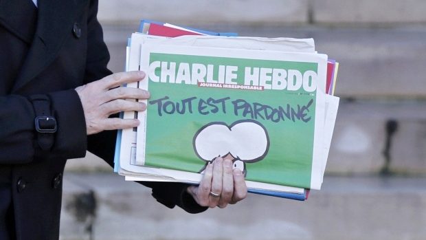 Magazín Charlie Hebdo s karikaturou proroka Mohameda vyšel přesně týden po útoku na redakci