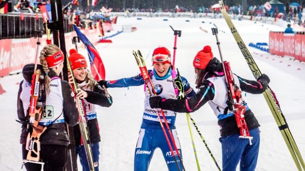 České Biatlonistky (zleva Gabriela Soukalová, Eva Puskarčíková, Veronika Vítková a Jitka Landová) se radují v cíli. Druhá štafeta není ani v cílové rovince