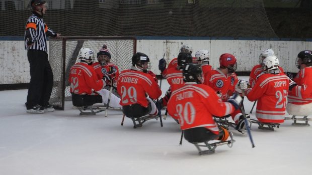 Exhibiční utkání sledge hokejistů pod širým nebem Východ - Západ