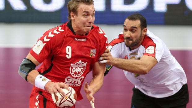Jeden z egyptských hráčů (vpravo) se pokouší zastavit českého kapitána Filipa Jíchu