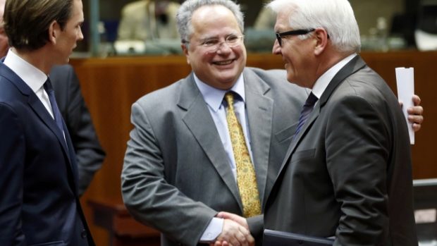 Schůzka ministrů zahraničí EU, uprostřed šéf řecké diplomacie Nikos Kotzias