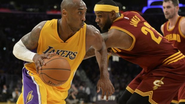 Souboj basketbalových velikánů Kobeho Bryanta (vlevo) a Lebrona Jamese v Utkání hvězd se fanoušci nedočkají. Bryant sezonu ukončil kvůli zranění ramene