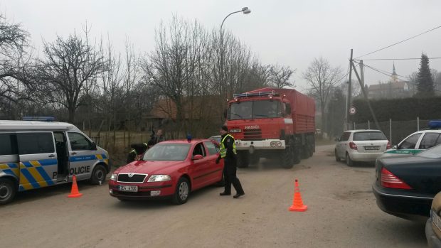 Policisté zasahují u domu majitele skladu výbušnin