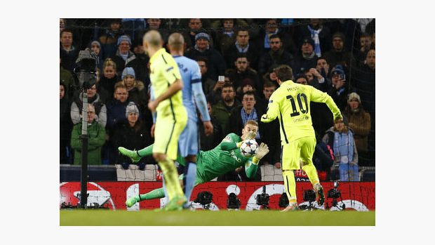 Gólman City Joe Hart likviduje penaltu barcelonského kanonýra Lionela Messiho