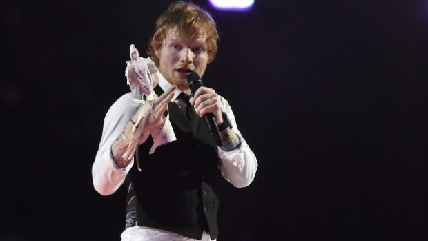 Ed Sheeran získal na Brit Awards 2015 ocenění zpěvák a nejlepší album