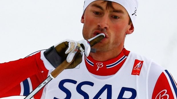 Norský finišman Petter Northug si dává v cíli štafety provokativně prst před pusu, aby utišil švédské fanoušky