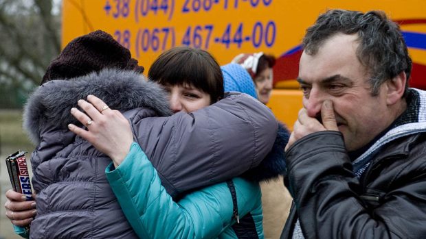 Odjezd autobusu s českými krajany z východní Ukrajiny do Prahy