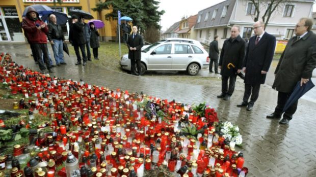 Zapálením svíčky a položením květin uctil premiér Bohuslav Sobotka v Uherském Brodě památku obětí útoku v restauraci Družba. Na snímku zprava zastupitel Uherského Brodu Ladislav Kryštof, premiér Sobotka a poslanec Antonín Seďa