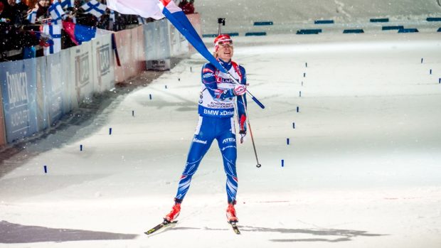 Ondřej Moravec si v cílové rovince užívá vítězství v závodu smíšených štafet