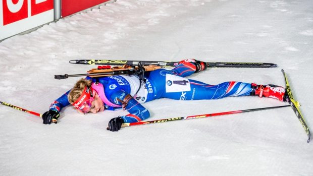 Stříbrná Gabriela Soukalová se v cílové rovince vydala ze všech sil a za cílem dlouho ležela na sněhu