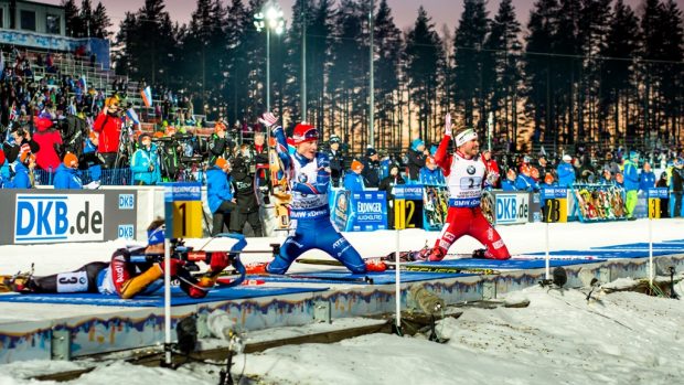 Ondřej Moravec se připravuje na střelbu vleže, vedle něj Nor Svendsen