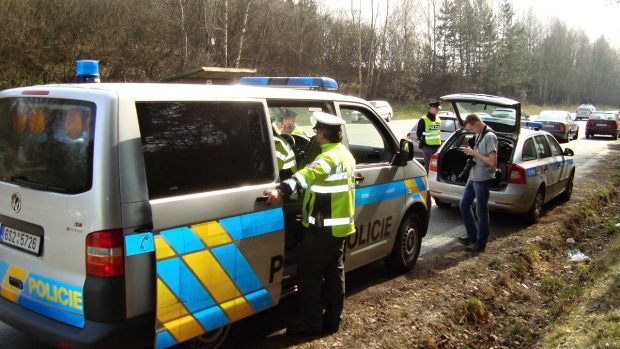 Na 50 policistů dohlíží na provoz na hlavní trase z Prahy do Tábora