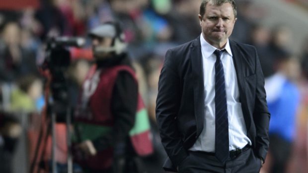 Trenér českého týmu Pavel Vrba se kouše do rtu. Výkon jeho svěřenců v zápase s Lotyši ho nepotěšil