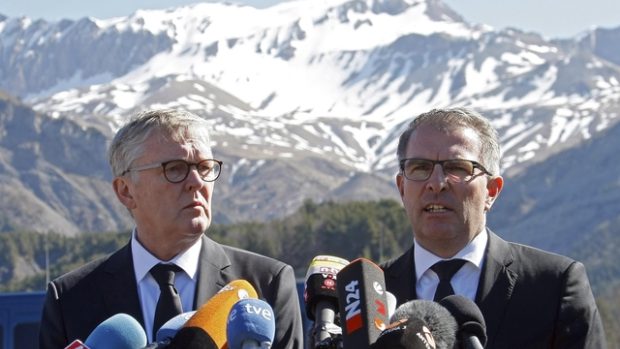 Šéfové společností Lufthansa Carsten Spohr (vpravo) a Germanwings  Thomas Winkelmann na  během tiskové konference v blízkosti památníku obětem letecké havárii v obci Le Vernet