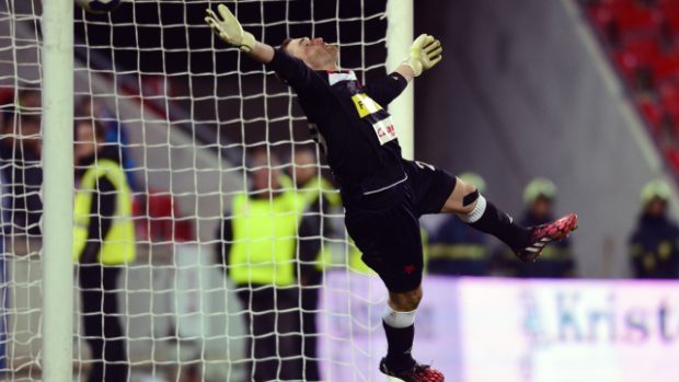 Brankář Slavie Martin Berkovec na přímý kop Matúše Mikuše nedosáhl a Bohemians 1905 si z Edenu odvezli bod