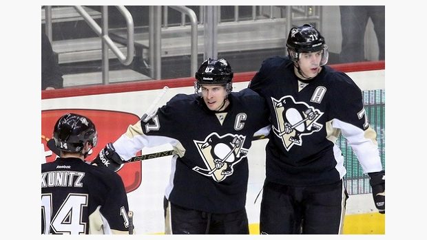 Kanadské bodování nyní vede Sidney Crosby (uprostřed), v posledním zápase proti Voráčkově Philadelphii ale nebodoval