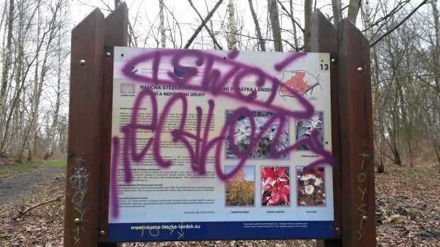 Vandalové posprejovali i informační panely, které vedou kolem cyklostezky