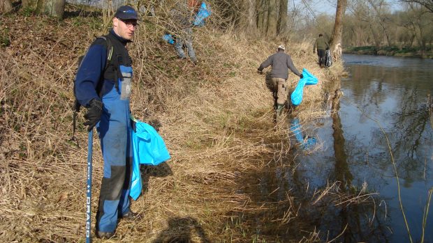 Rybáři ze Soutic na Benešovsku vyčistili kus Želivky i 7 kilometrů Sázavy