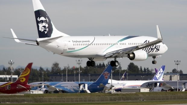 Letadlo společnosti Alaska Air bylo ve vzduchu necelých 15 minut. V úložném prostoru usnul zaměstnanec a muselo se vrátit na letiště