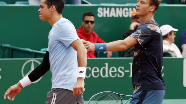 Tomáši Berdychovi (v tmavém) cestu do semifinále v Monte Carlu usnadnil zraněný Milos Raonic