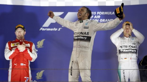 Lewis Hamilton se raduje ze třetího triumfu v sezoně