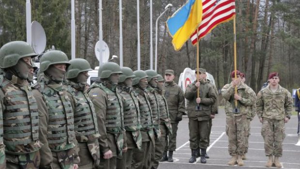 Američtí a ukrajinští vojáci během slavnostního zahájení společného školení a cvičení ve Lvovské oblasti na západě Ukrajiny (20. 4. 2015)