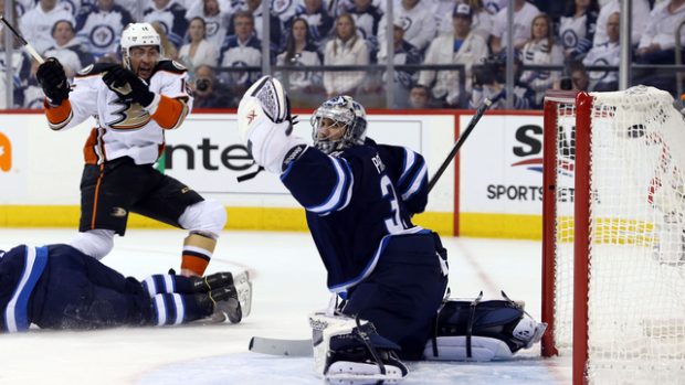 Ondřej Pavelec byl Winnipegu v sérii s Anaheimem oporou, ale vyřazení svého týmu neodvrátil