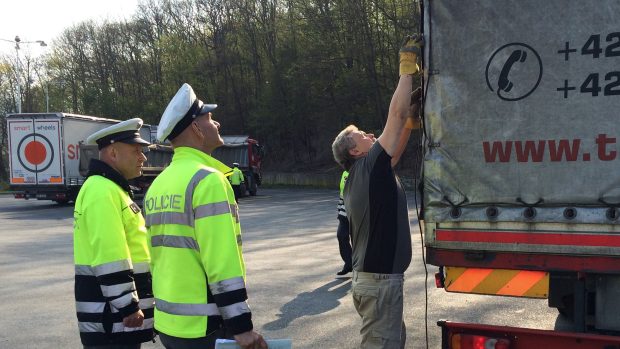 U Teplic policisté kontrolovali nákladní auta