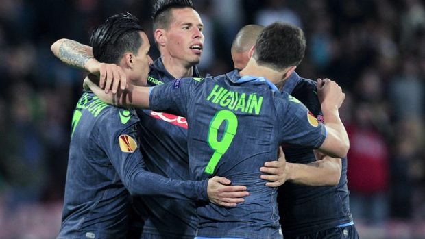Fotbalisté Neapole se radují z postupu do semifinále Evropské ligy