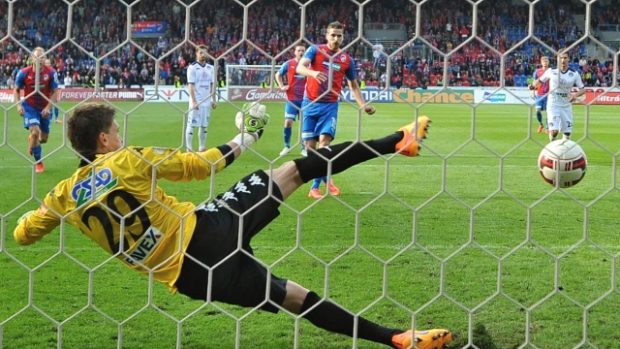 Plzeňský Jan Kovařík překonává z penalty brankáře Slovácka Milana Heču