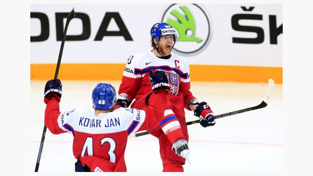 Kapitán Jakub Voráček má důvod k oslavě, právě zvýšil na 4:2