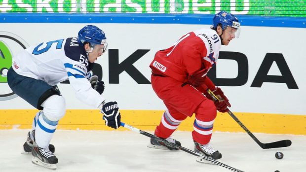 Martin Erat (v červeném) zakládá útočnou akci českého týmu