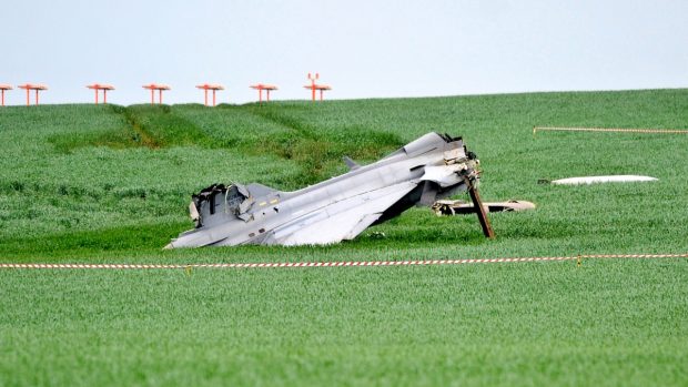 Trosky maďarského gripenu po nehodě v Čáslavi
