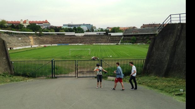 Pohled na brněnský stadion Za Lužánkami. Vymýcená tribuna nalevo, zarostlá napravo (snímek z roku 2015)