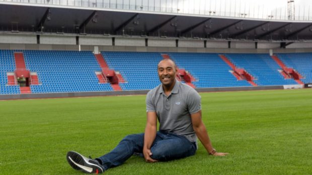 Colin Jackson se do Ostravy vrátil po 14 letech, zrekonstruovaný stadion se mu zamlouvá